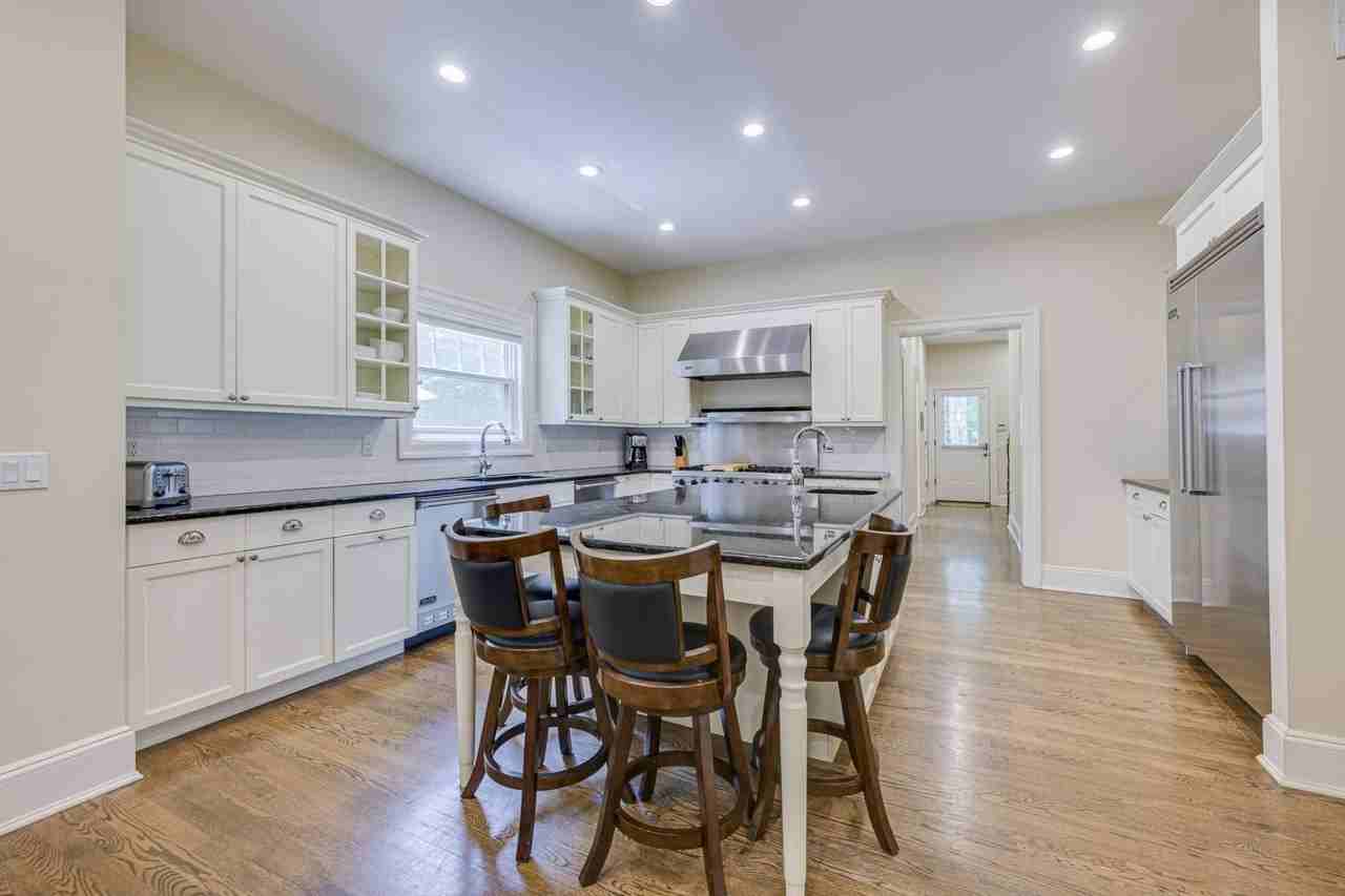 19 Arbutus Rd - Photo 7 of 37