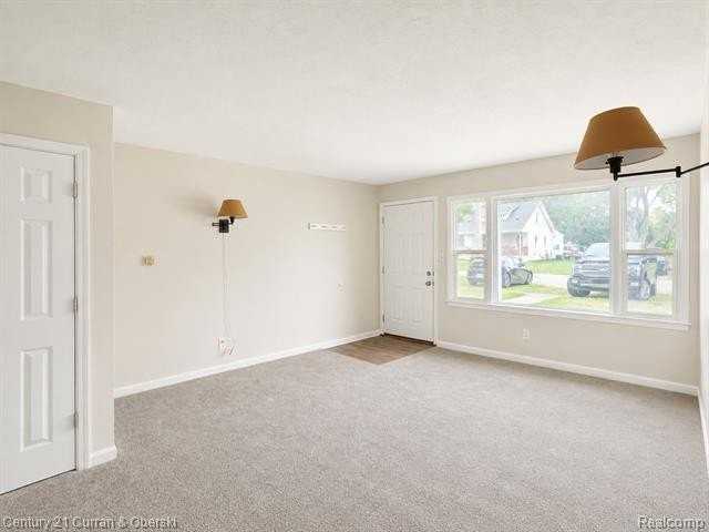 35245 Melton St - Photo 3 of 14