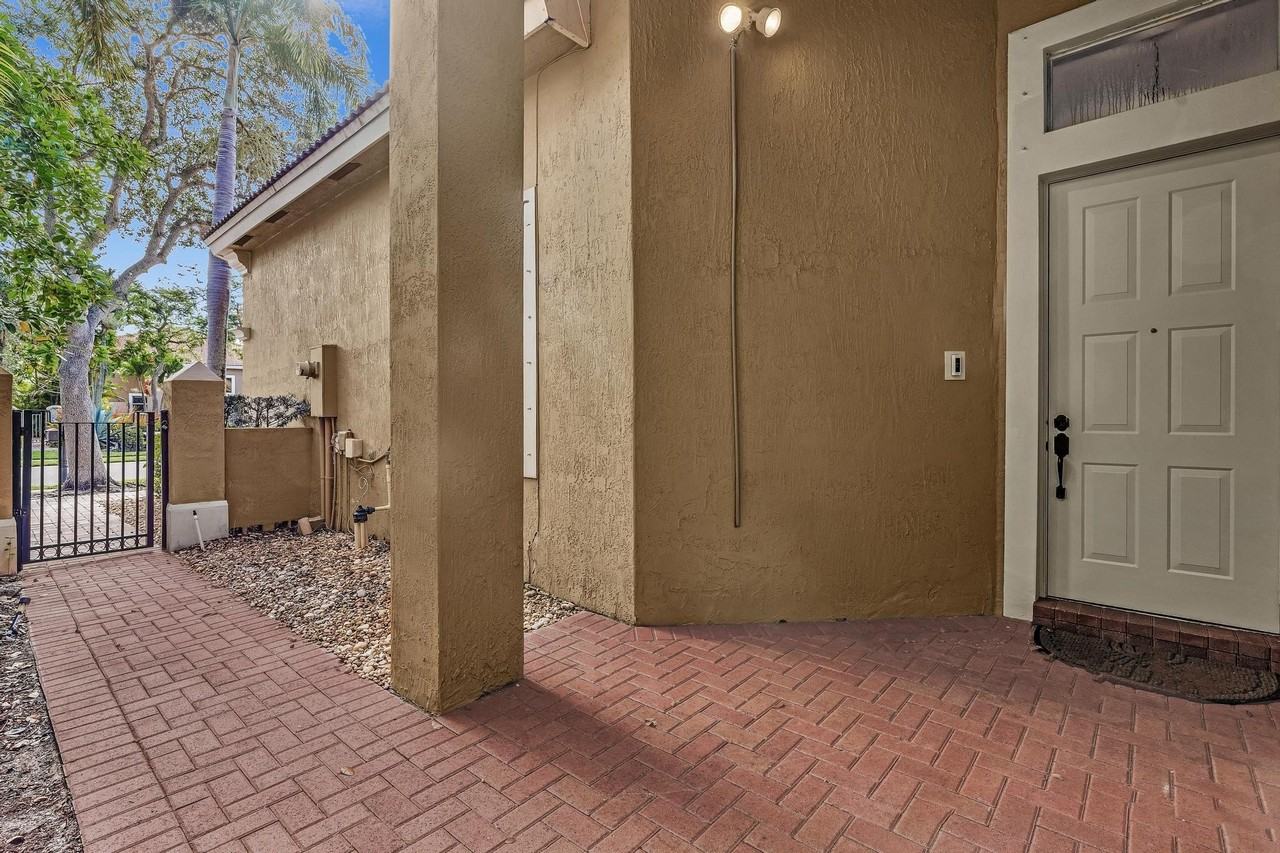 5828 Nw 121st Ave - Photo 7 of 50