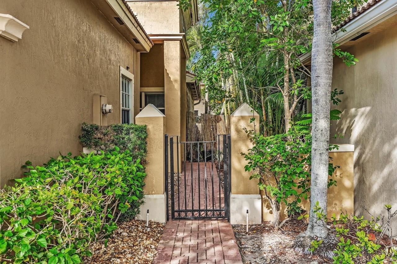 5828 Nw 121st Ave - Photo 6 of 50