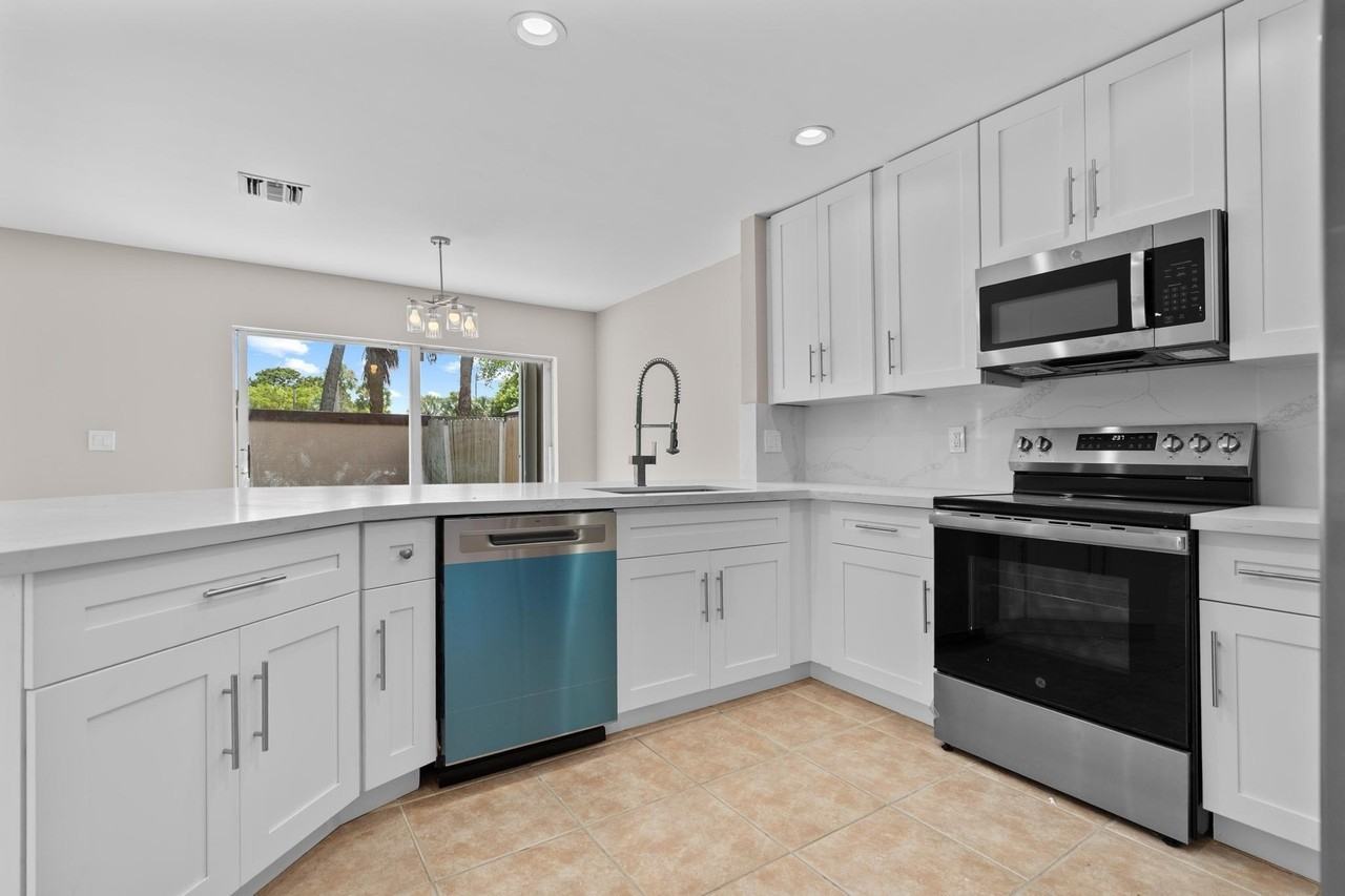 4250 Nw 1st Pl - Photo 4 of 50