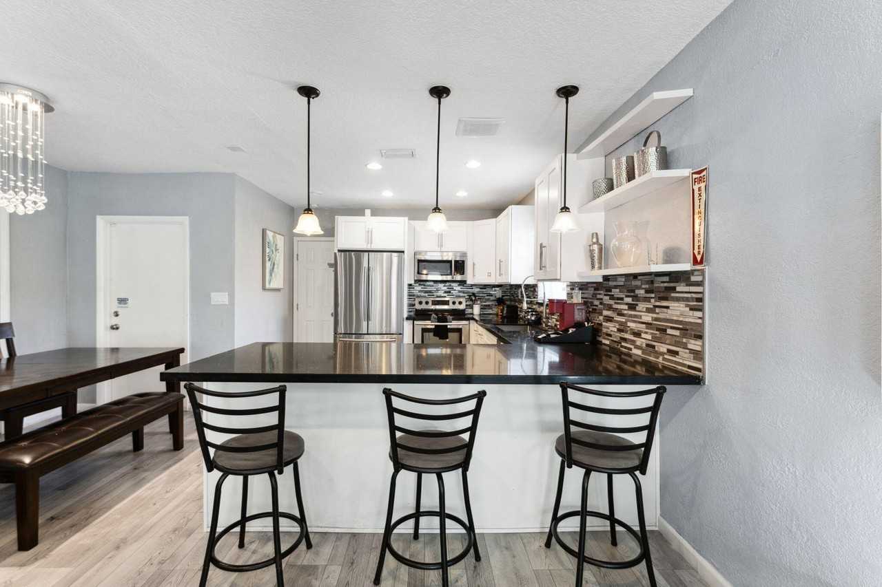 1631 N Andrews Sq - Photo 3 of 25