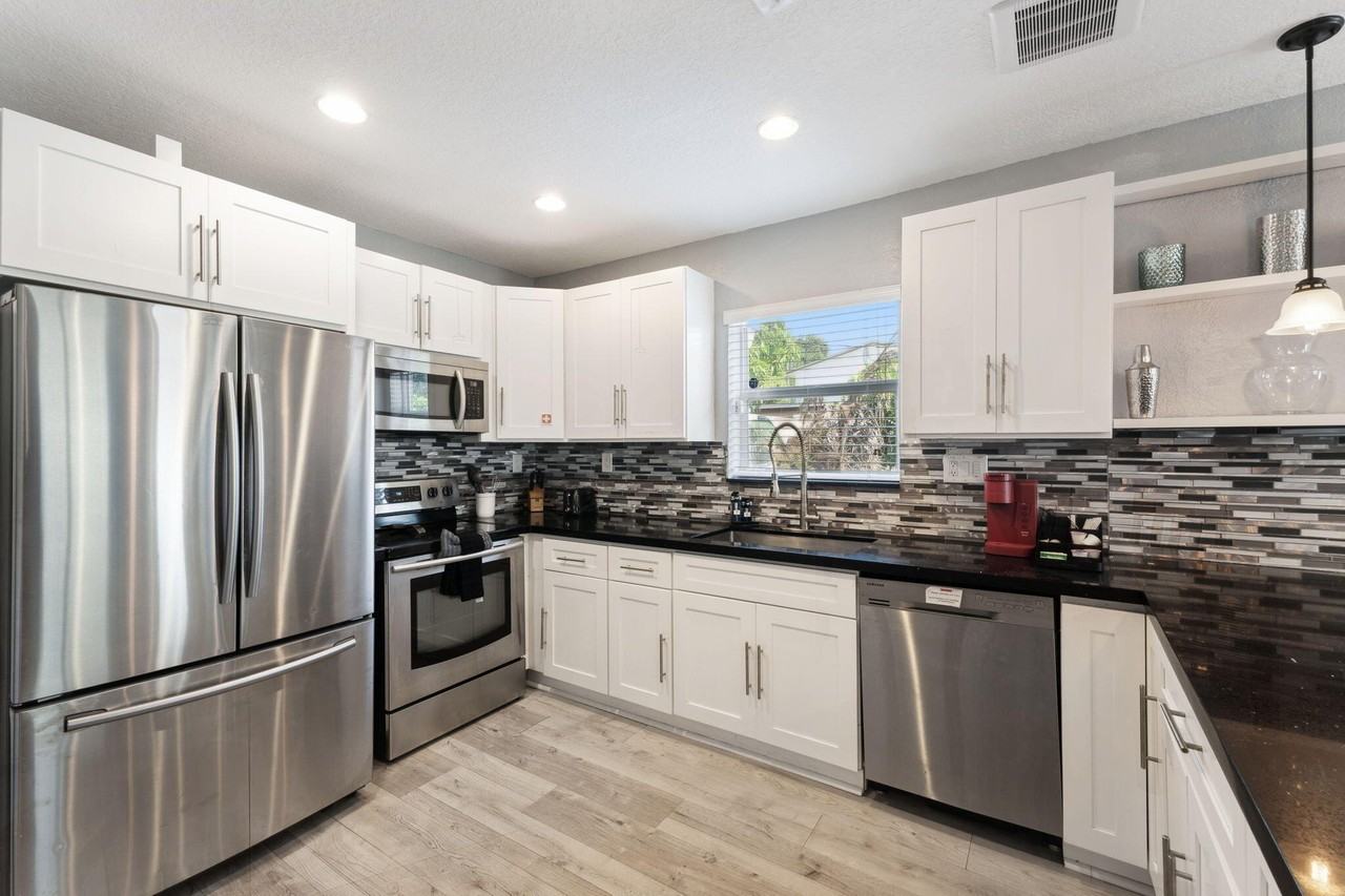 1631 N Andrews Sq - Photo 4 of 25
