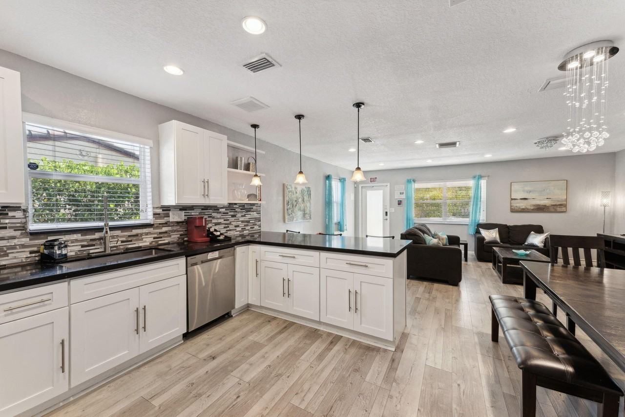 1631 N Andrews Sq - Photo 5 of 25