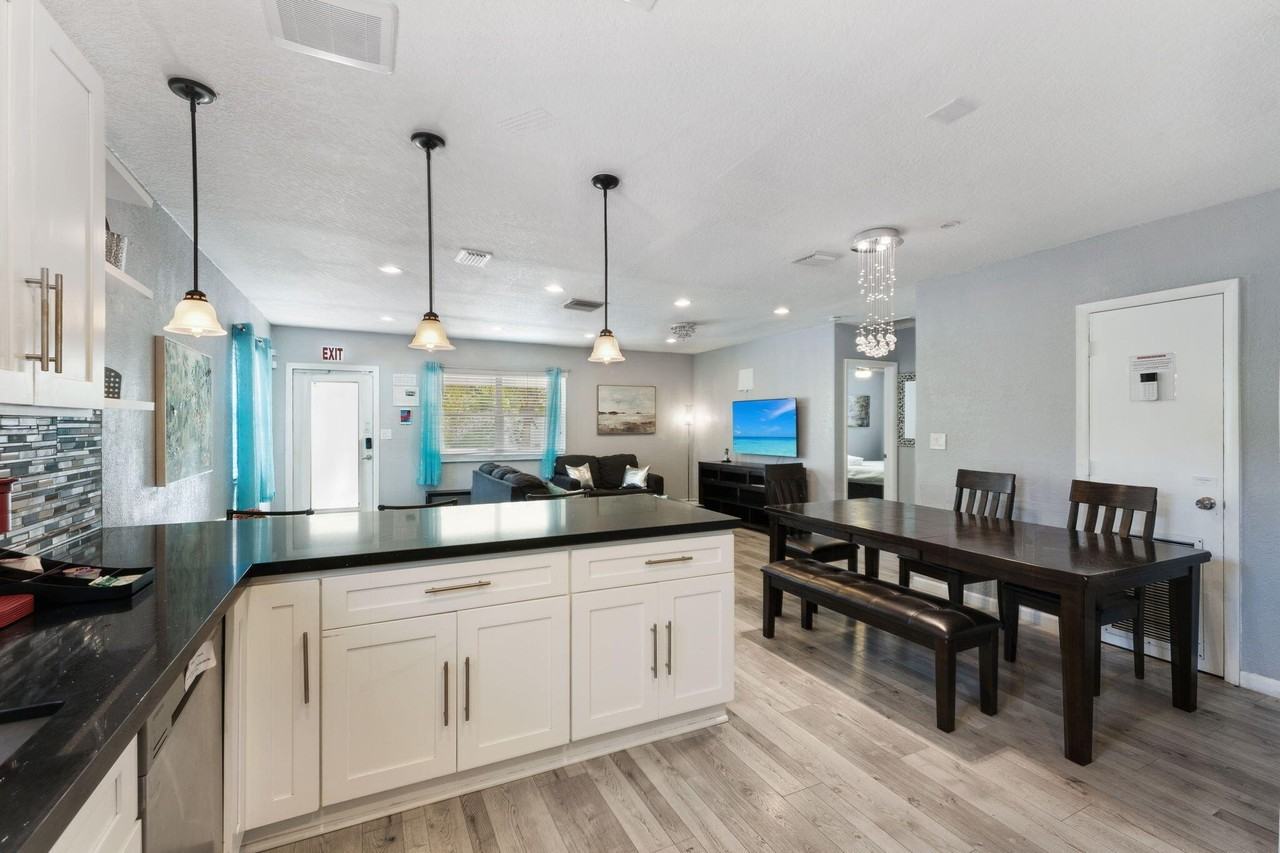 1631 N Andrews Sq - Photo 6 of 25