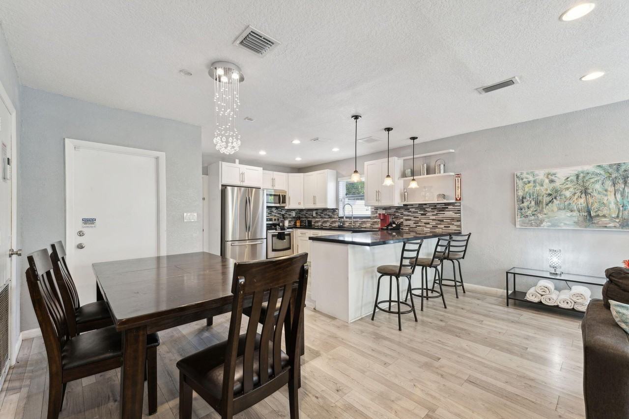 1631 N Andrews Sq - Photo 7 of 25