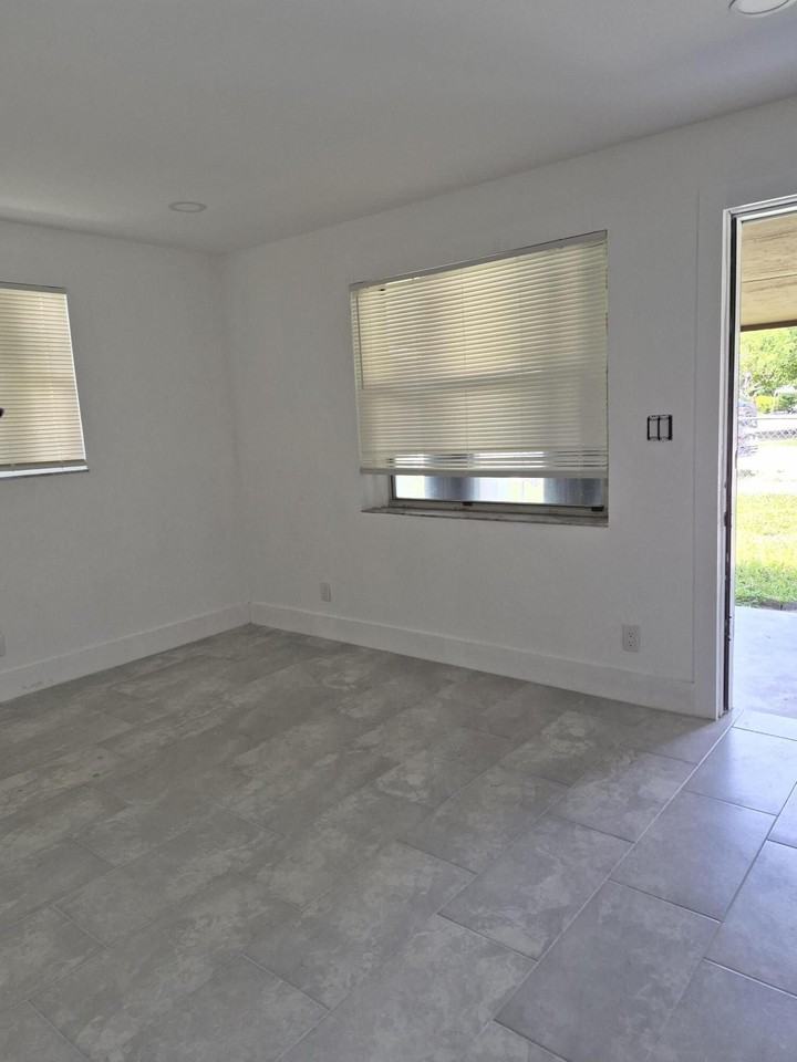 313 Sw 1st Ter - Photo 3 of 4