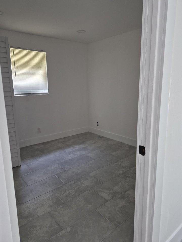 313 Sw 1st Ter - Photo 4 of 4