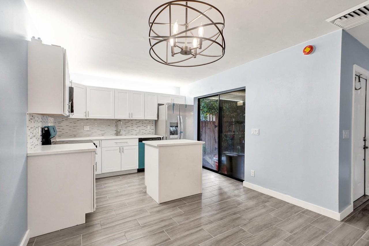 736 Nw 98th Cir - Photo 3 of 38