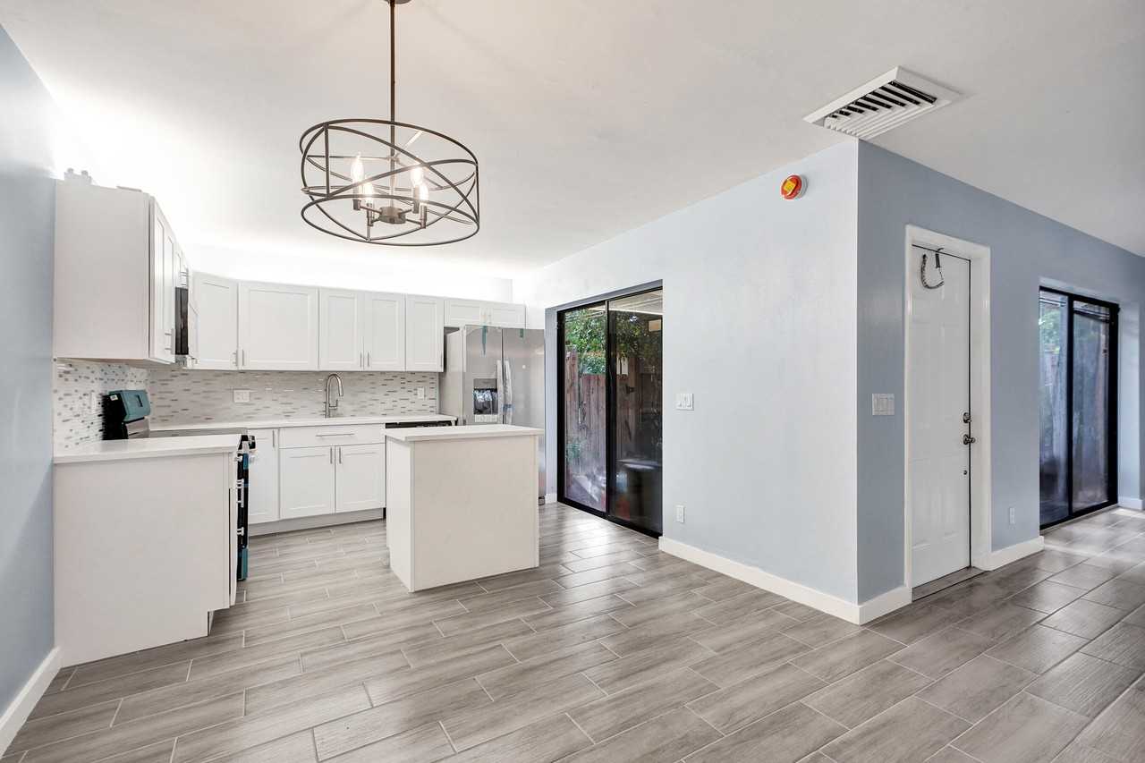 736 Nw 98th Cir - Photo 4 of 38