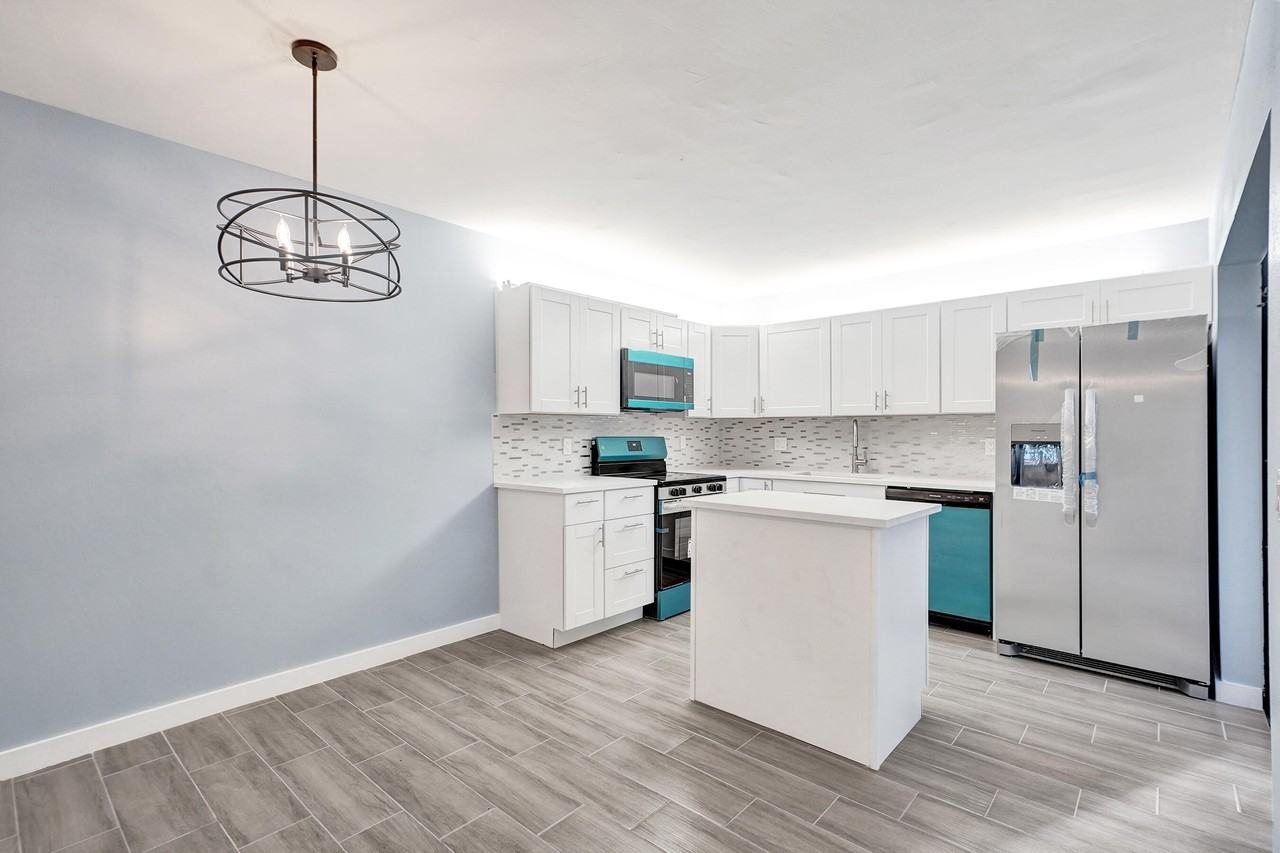 736 Nw 98th Cir - Photo 5 of 38