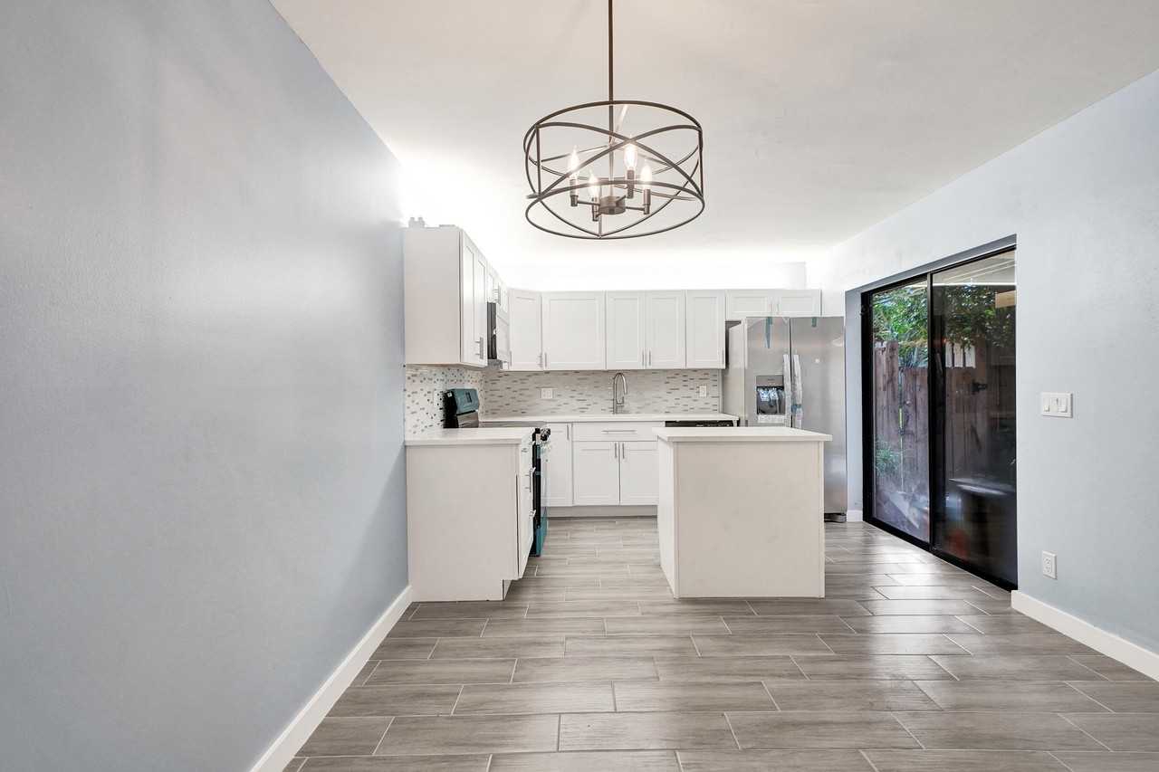 736 Nw 98th Cir - Photo 6 of 38