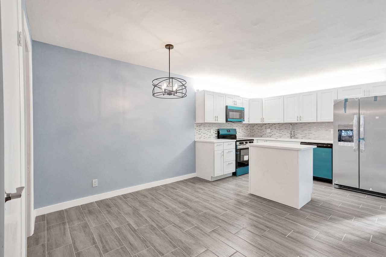 736 Nw 98th Cir - Photo 7 of 38
