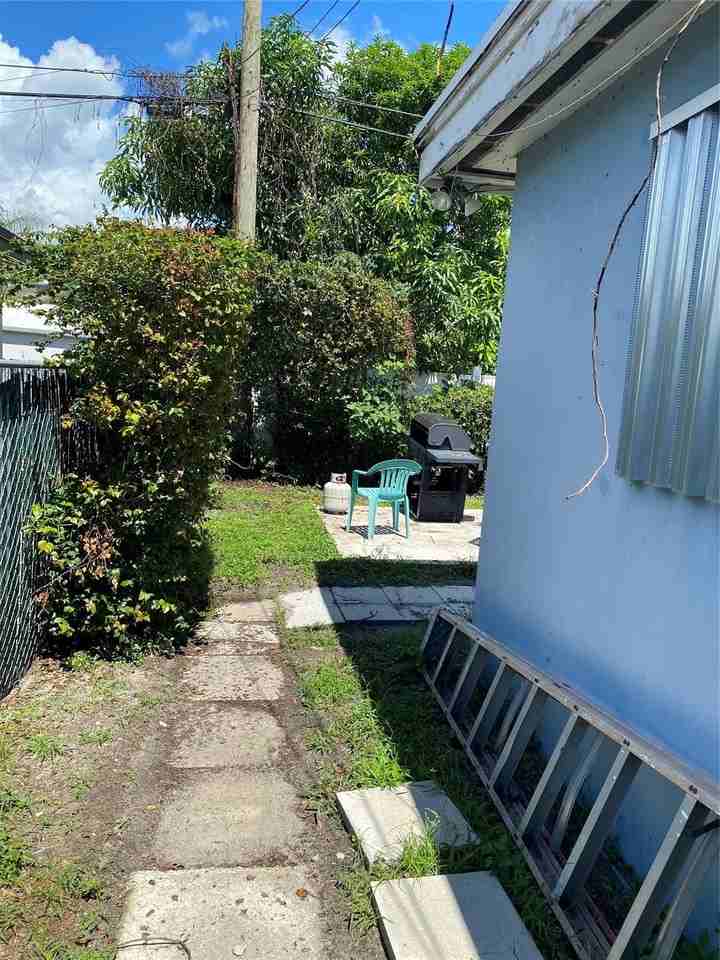 6901 Sw 6th St - Photo 3 of 9