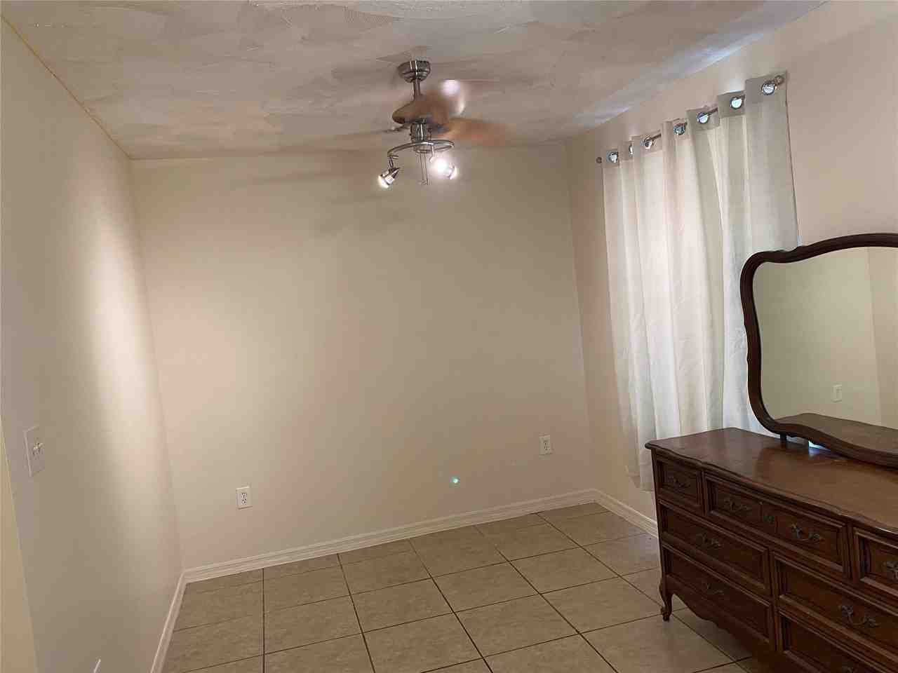 6901 Sw 6th St - Photo 6 of 9