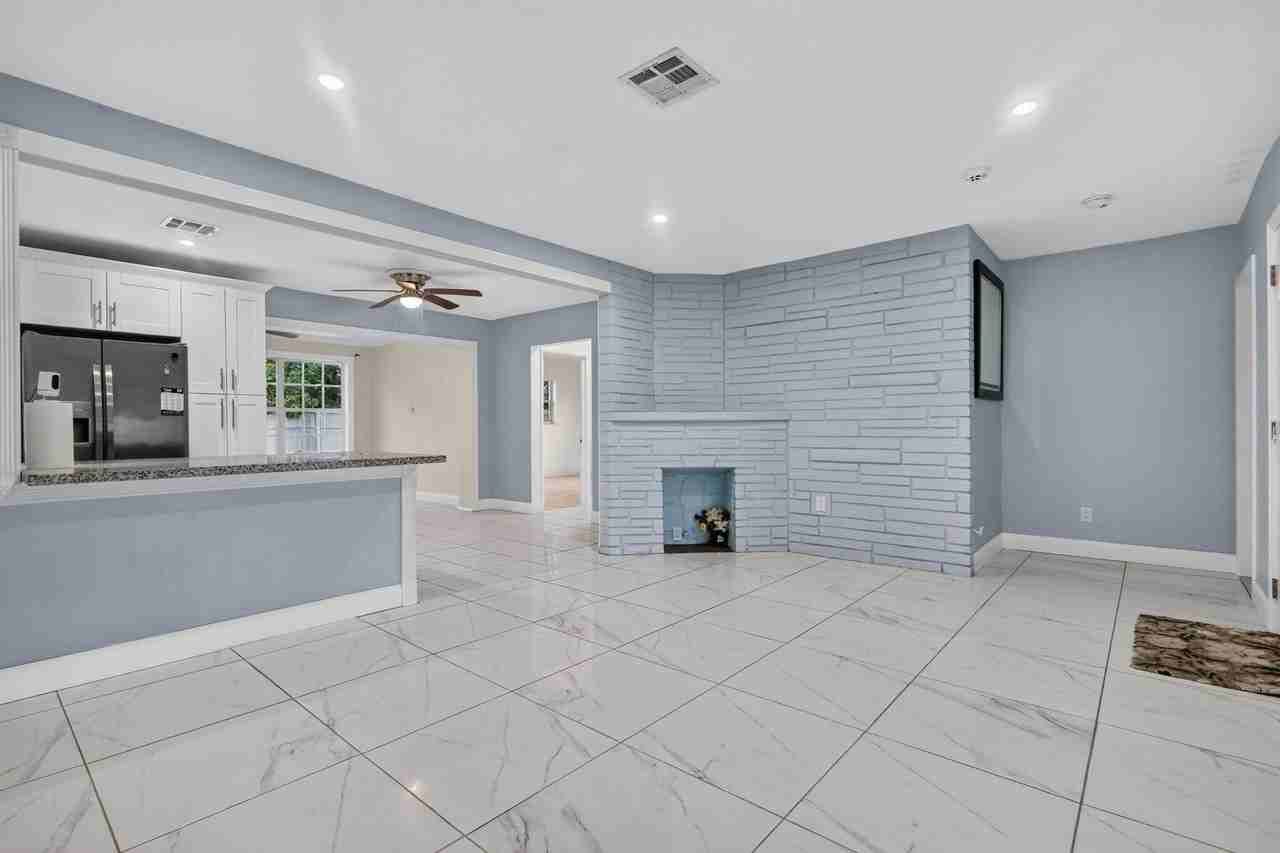 2707 Bahama Dr - Photo 3 of 16