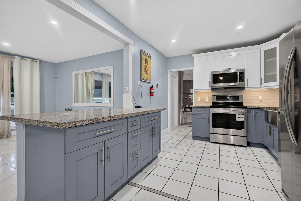 2707 Bahama Dr - Photo 4 of 16