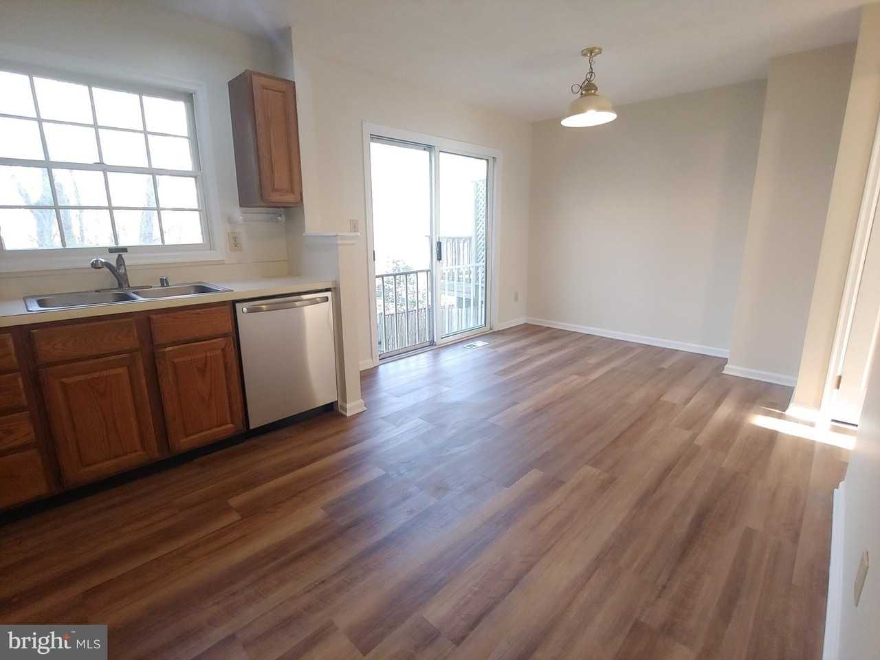 2134 Commissary Cir - Photo 7 of 41