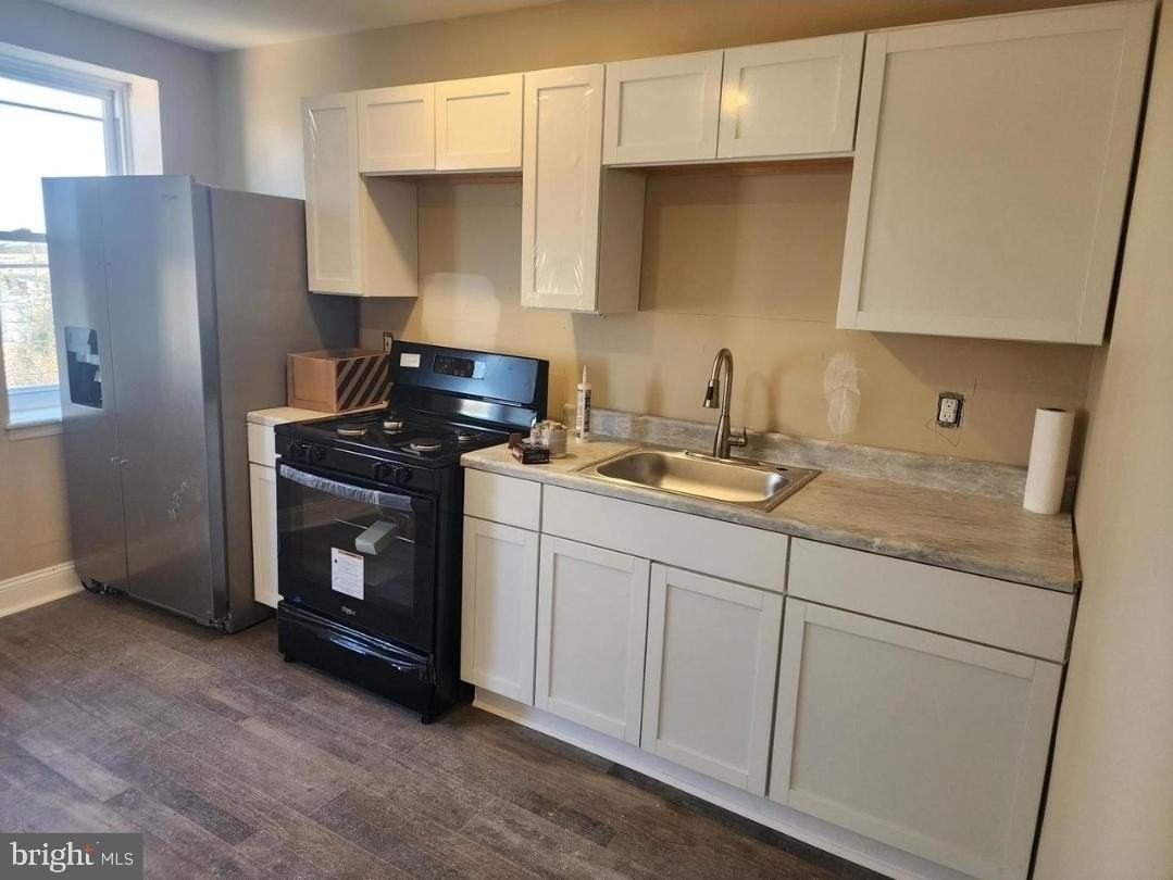 2127 Greenmount Ave - Photo 2 of 3