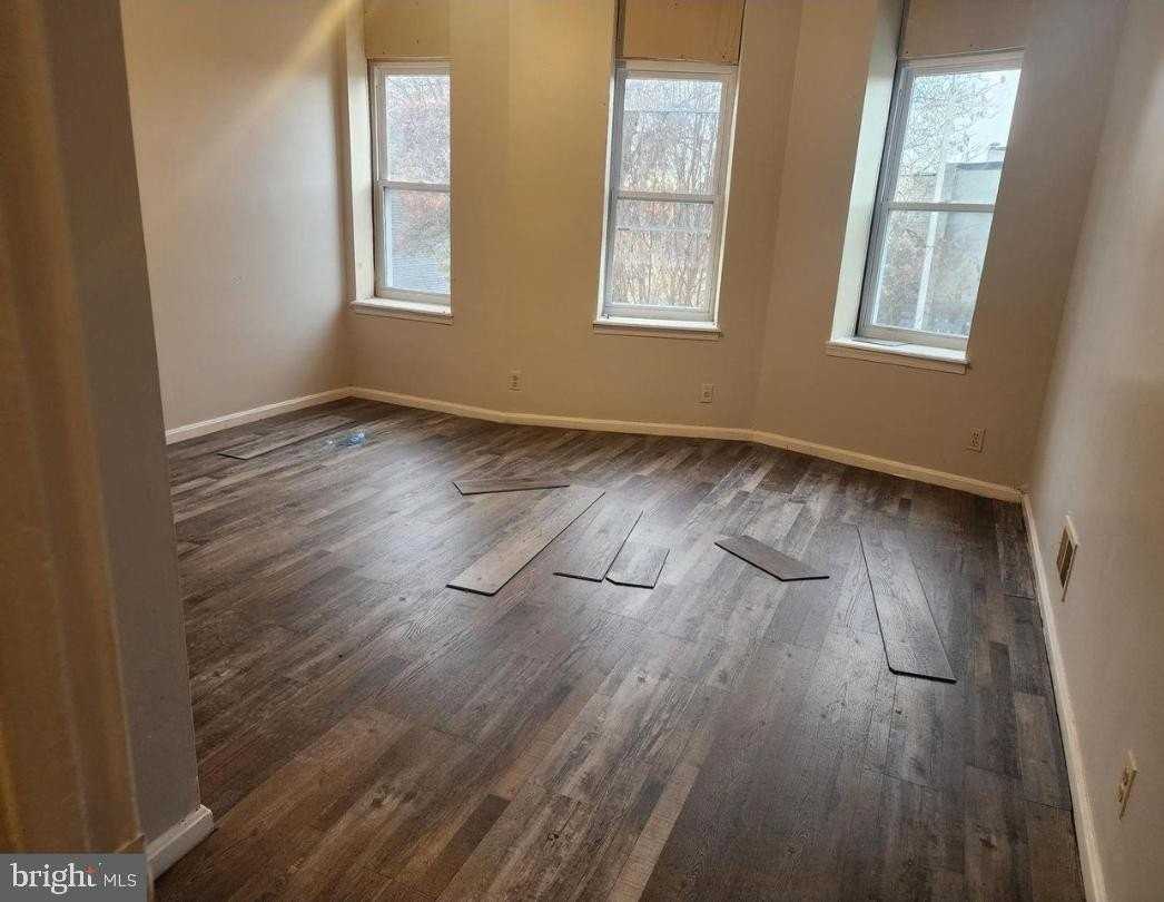 2127 Greenmount Ave - Photo 3 of 3