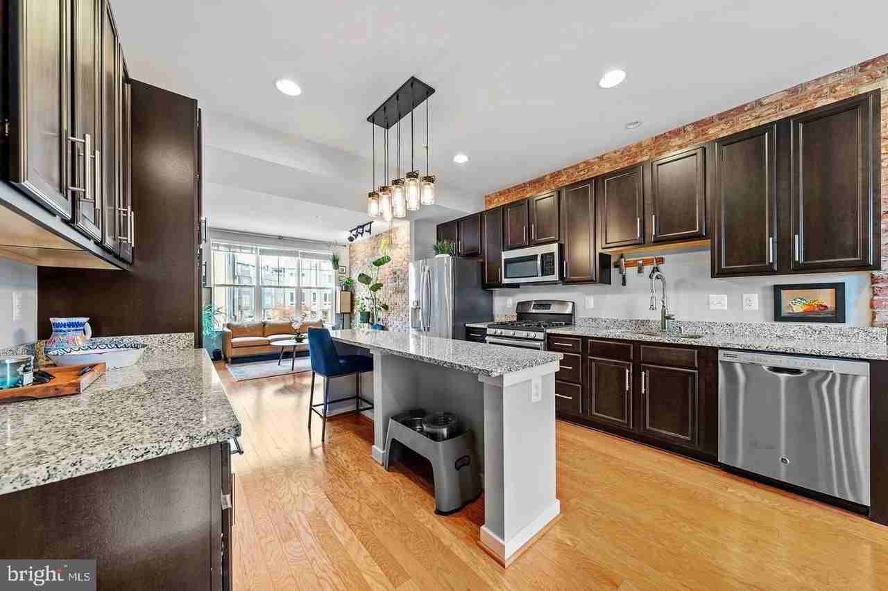 1445 Trafalgar Ln - Photo 4 of 21