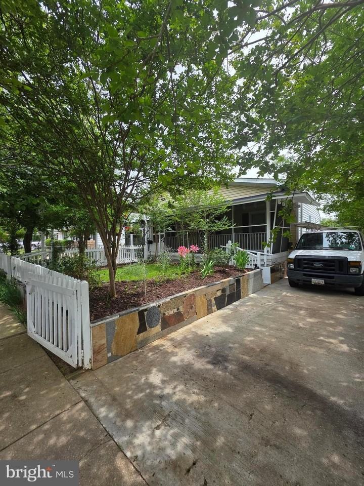 6912 Furness Ave - Photo 6 of 28