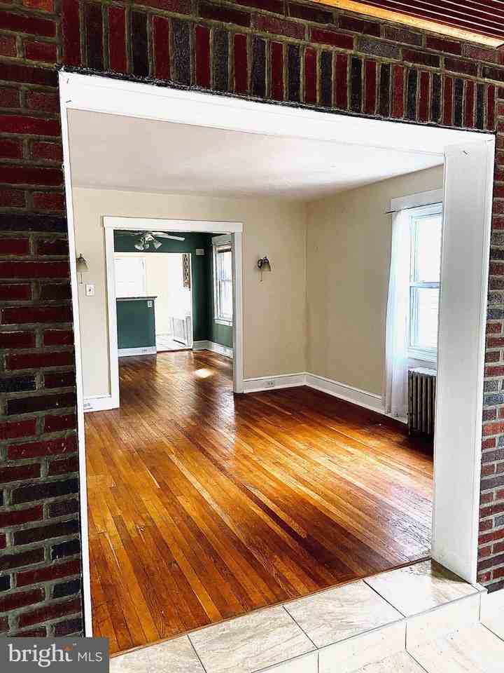 4617 Silverwood St - Photo 2 of 21