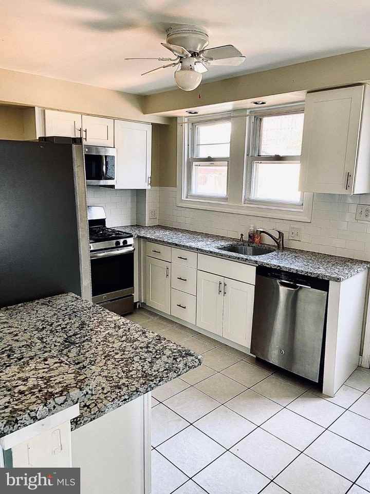 4617 Silverwood St - Photo 6 of 21