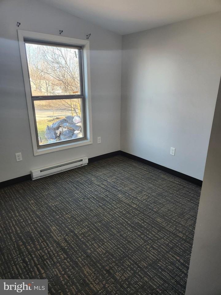 164 Rudolph Ct - Photo 4 of 12