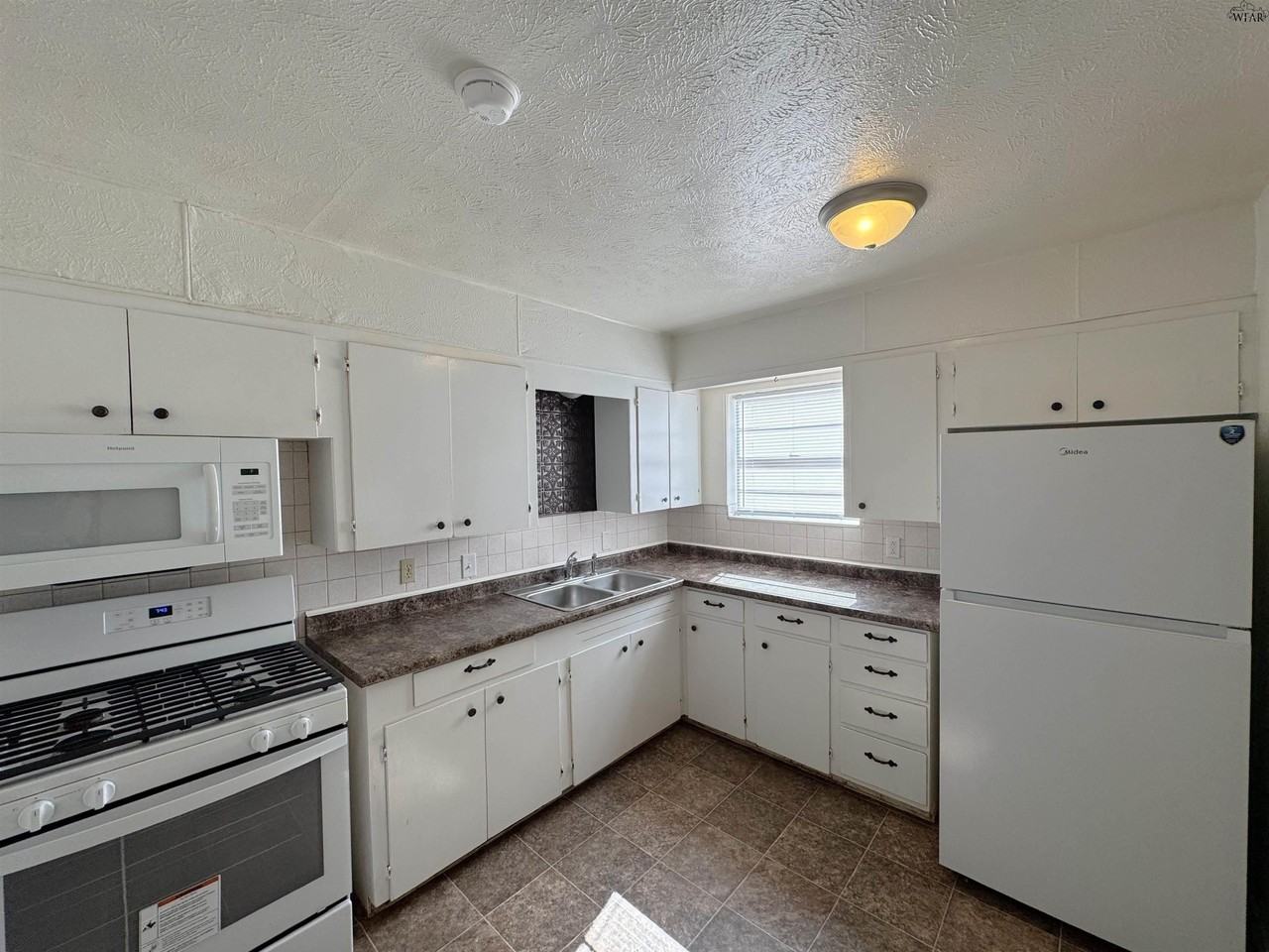 4328 Featherston Ave - Photo 4 of 15