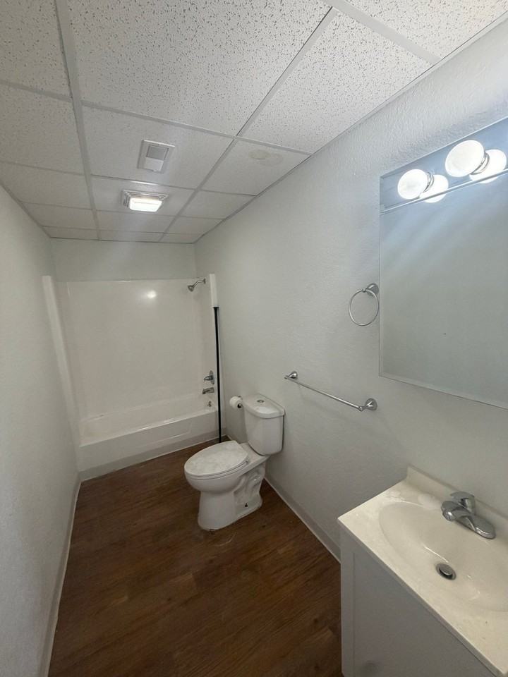 1109 Central Ave #4 - Photo 4 of 7