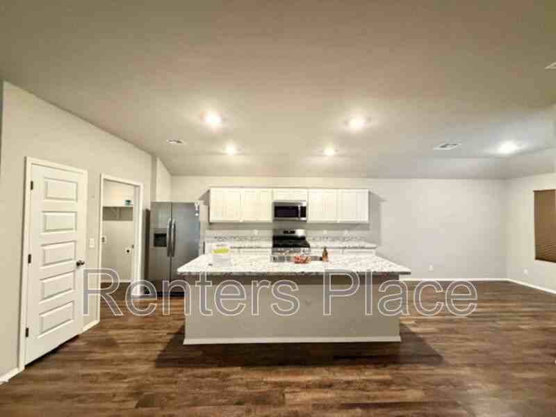 2107 S Amarillo Dr - Photo 4 of 18