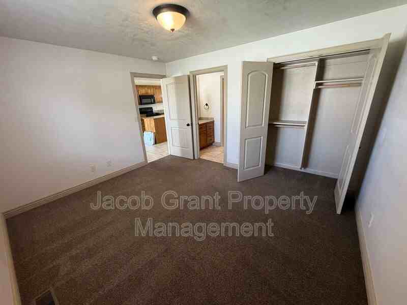 454 E Center St #B15 - Photo 7 of 18