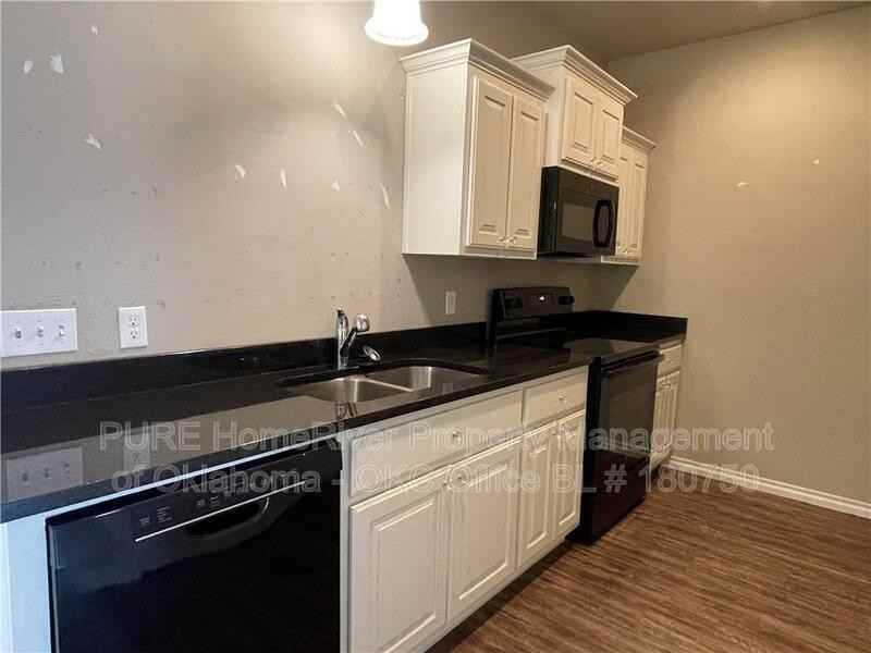 1032 Sw 92nd St - Photo 3 of 12