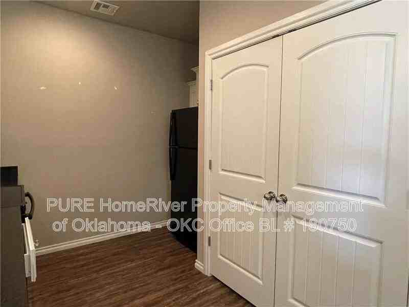 1032 Sw 92nd St - Photo 4 of 12