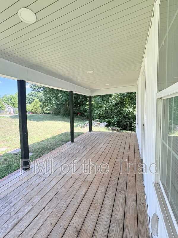 2421 Daisy St - Photo 3 of 14