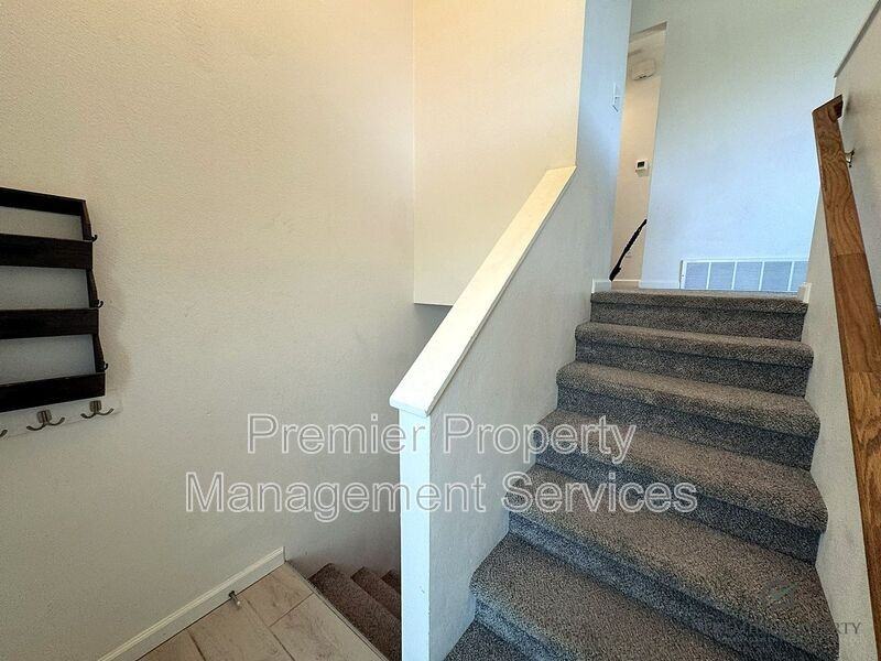 140 Peters St - Photo 3 of 28