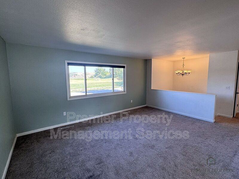 140 Peters St - Photo 4 of 28
