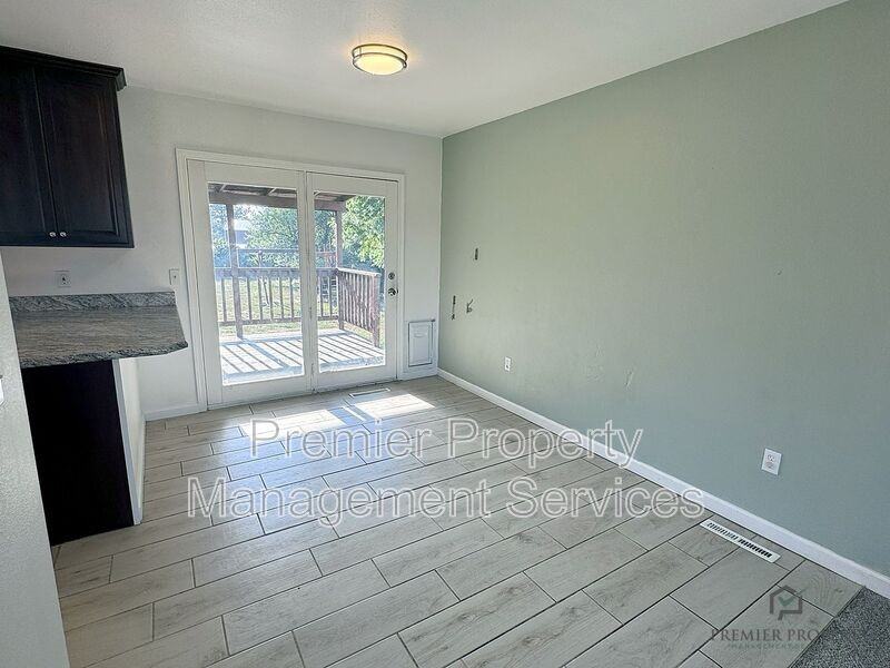140 Peters St - Photo 5 of 28