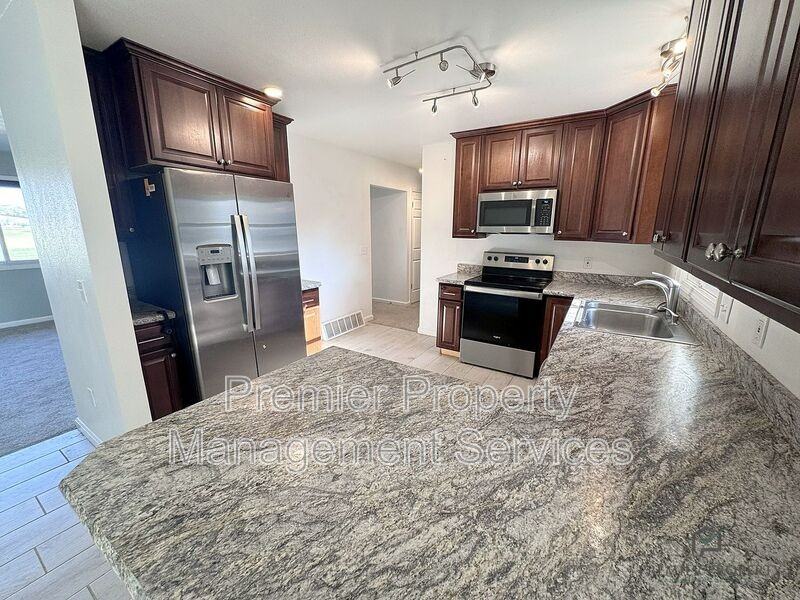 140 Peters St - Photo 6 of 28