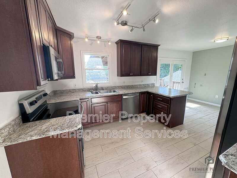 140 Peters St - Photo 7 of 28