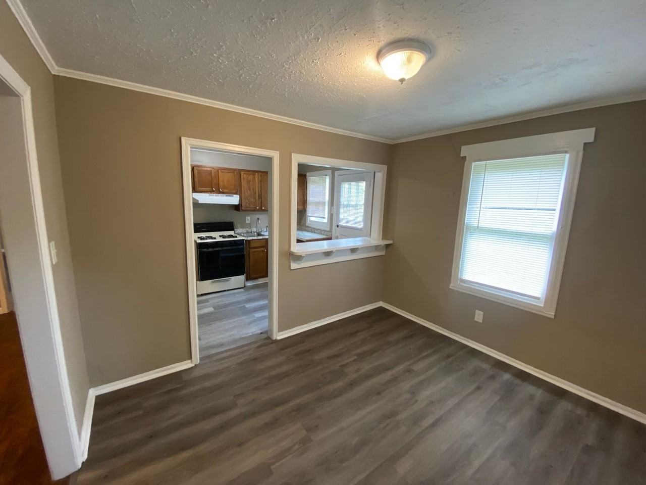 563 Parkchester Dr - Photo 6 of 13