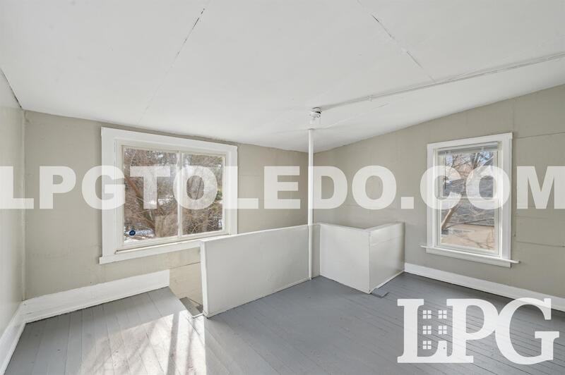 340 E Lake St - Photo 3 of 22