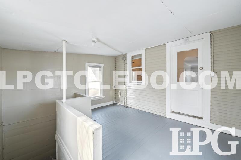 340 E Lake St - Photo 4 of 22
