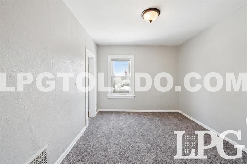 340 E Lake St - Photo 5 of 22