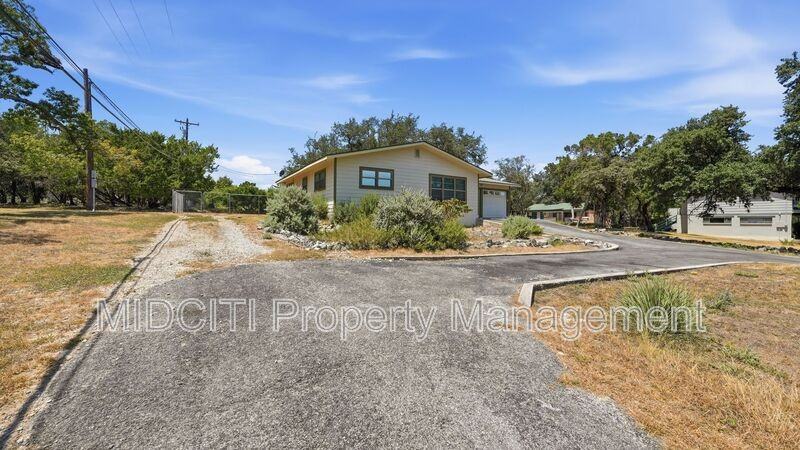 701 Luehlfing Dr - Photo 3 of 33