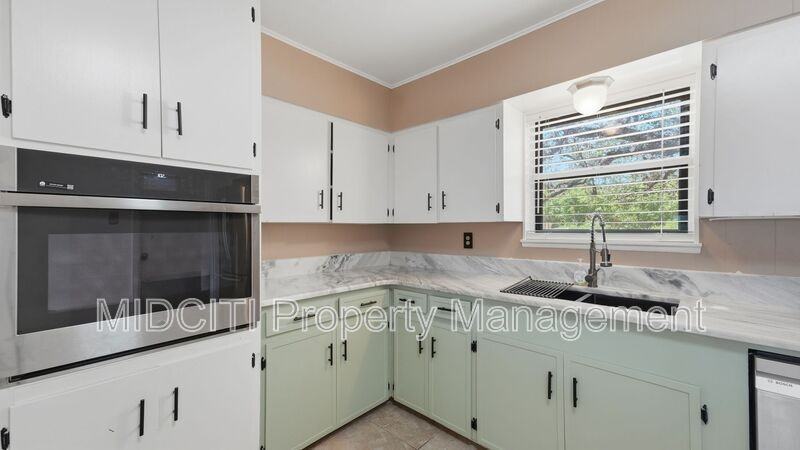 701 Luehlfing Dr - Photo 4 of 33
