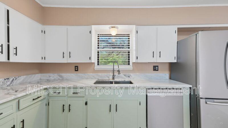 701 Luehlfing Dr - Photo 5 of 33