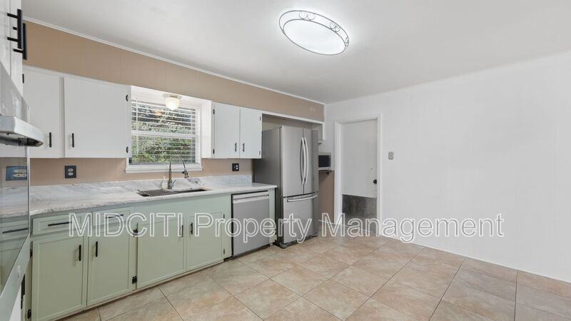 701 Luehlfing Dr - Photo 6 of 33
