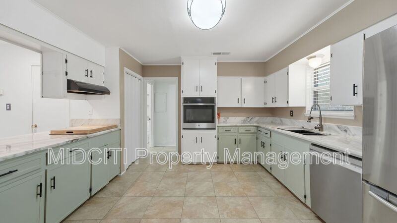701 Luehlfing Dr - Photo 7 of 33